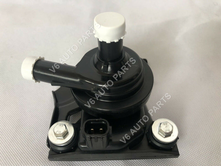 Black water pump for Toyota Corolla, part no. 04000-32528. Compatible with 2004-2009 Toyota Prius Hatchback 1.5L.